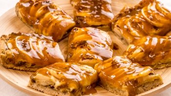 Jablečn&yacute; kol&aacute;č se skořicovou polevou