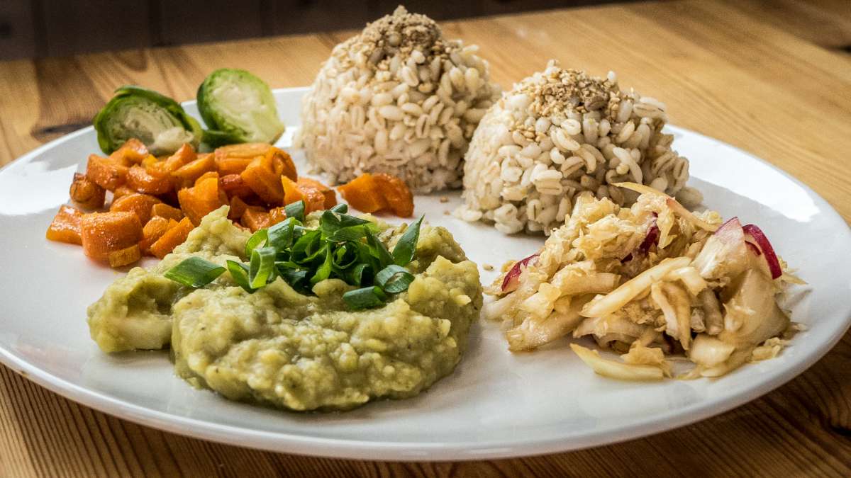 Hrachov&aacute; ka&scaron;e s mrkv&iacute;, kroupami a bleskov&yacute;m sal&aacute;tkem