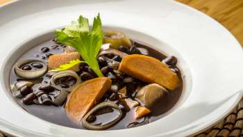 Pol&eacute;vka z čern&yacute;ch sojov&yacute;ch bobů