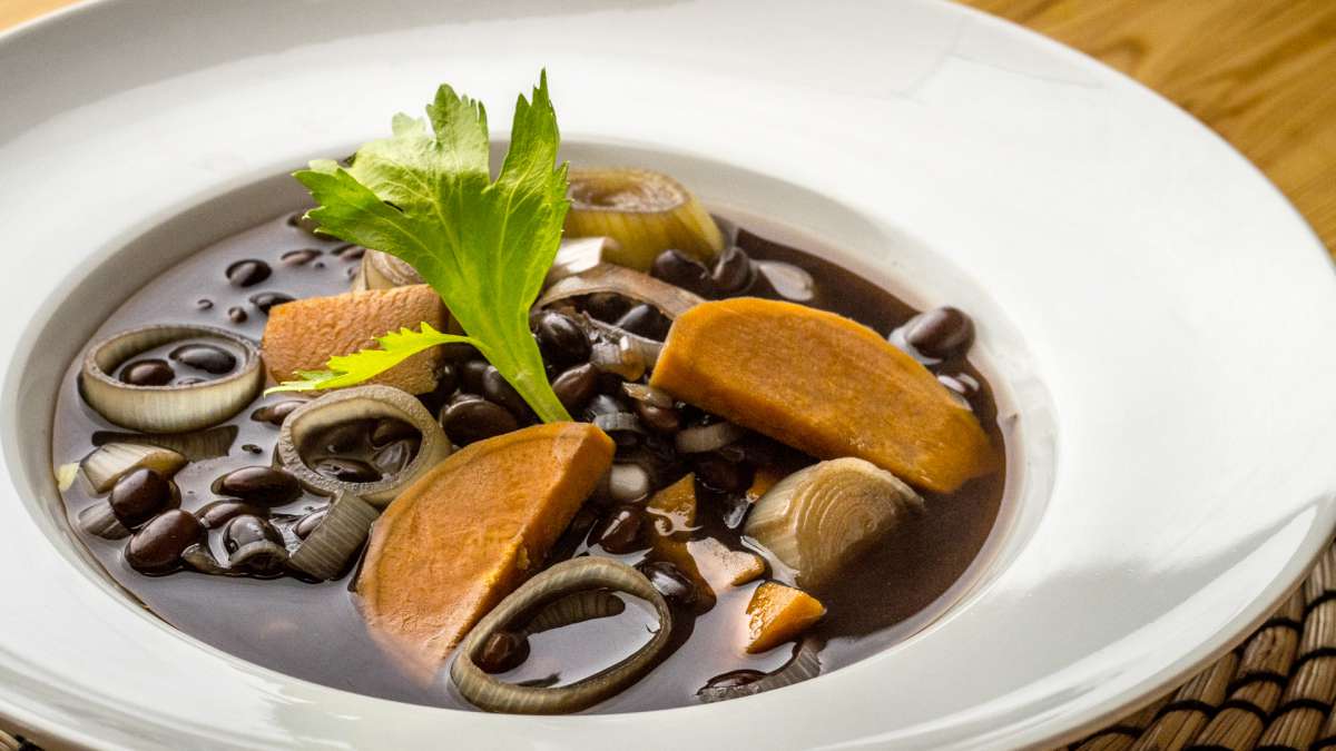 Pol&eacute;vka z čern&yacute;ch sojov&yacute;ch bobů