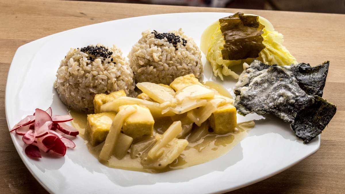 Přesladk&aacute; b&iacute;l&aacute; om&aacute;čka s fritovan&yacute;m tofu a r&yacute;ž&iacute;