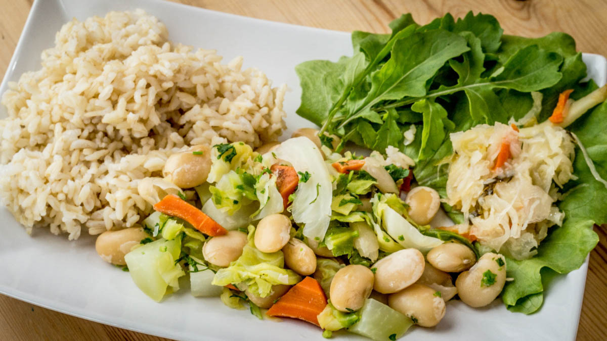 B&iacute;l&eacute; fazole se zeleninou a r&yacute;ž&iacute;