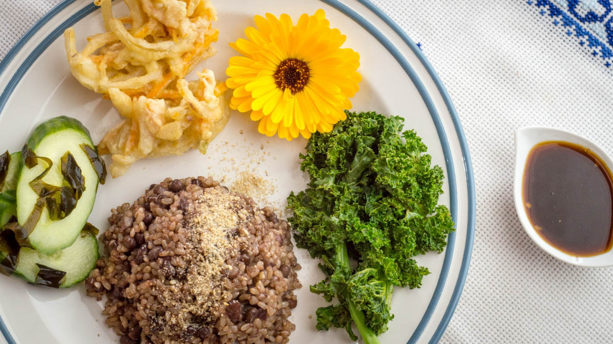 Fazole adzuki s r&yacute;ž&iacute; a tempurou