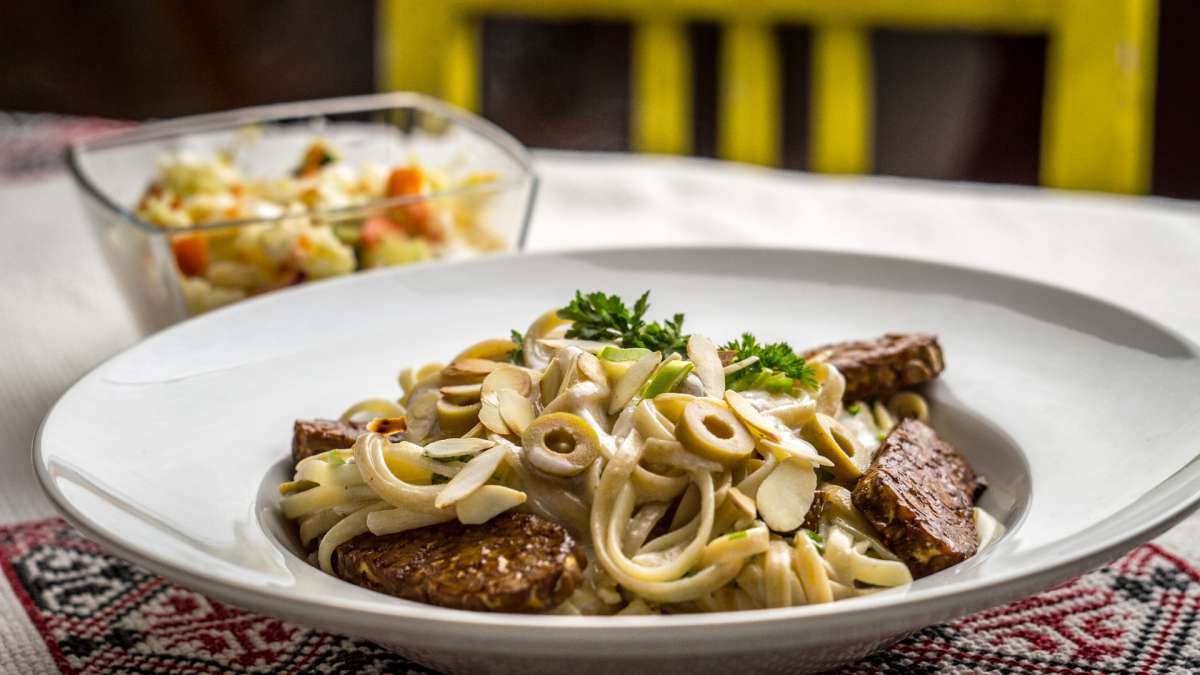 Tempeh v b&iacute;l&eacute; kr&eacute;mov&eacute; om&aacute;čce