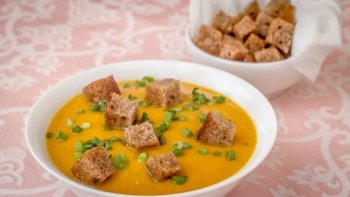 D&yacute;ňov&aacute; pol&eacute;vka z ryb&iacute;ho v&yacute;varu