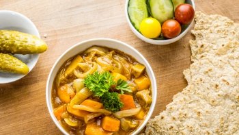 Gul&aacute;&scaron; s pita chlebem