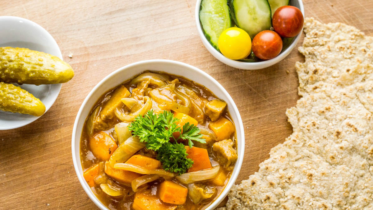 Gul&aacute;&scaron; s pita chlebem