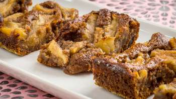 Hru&scaron;kov&yacute; kol&aacute;č z mandlov&eacute;ho těsta