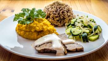 Marinovan&yacute; seitan s b&iacute;lou om&aacute;čkou a barevnou r&yacute;ž&iacute;