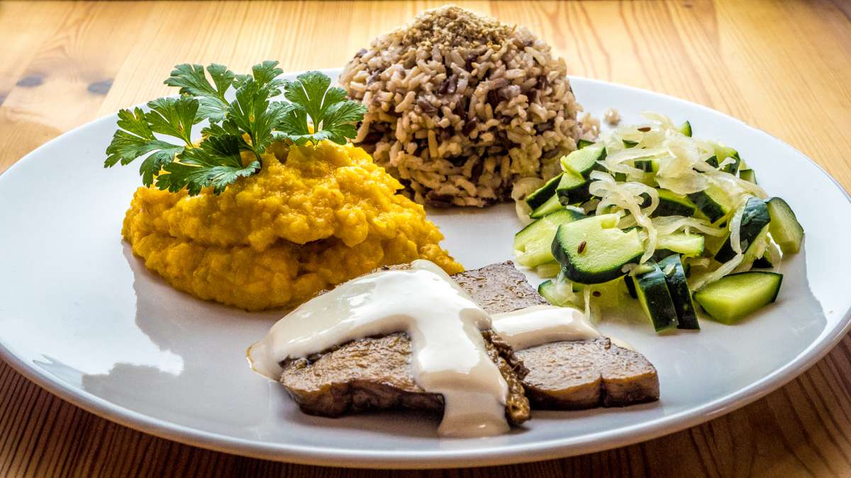 Marinovan&yacute; seitan s b&iacute;lou om&aacute;čkou a barevnou r&yacute;ž&iacute;