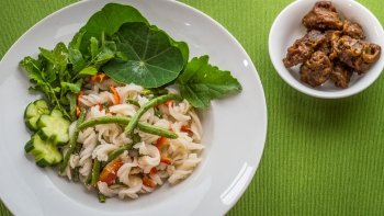 Fazolkov&eacute; sot&eacute; s těstovinami a tempurou