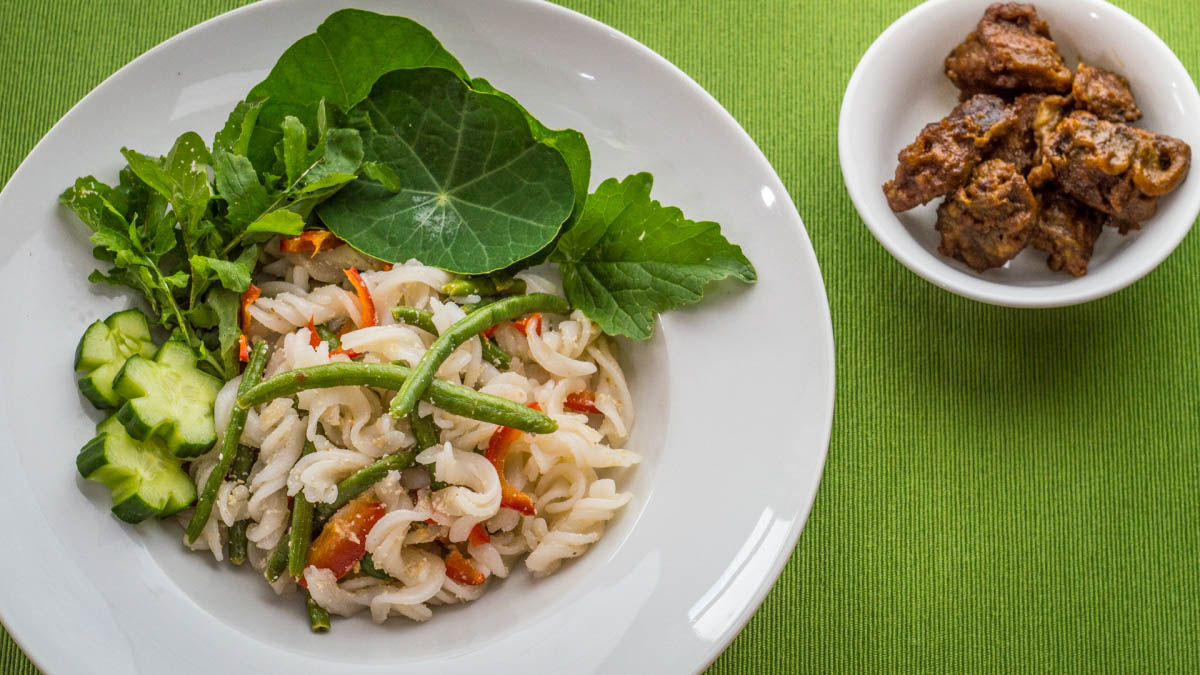 Fazolkov&eacute; sot&eacute; s těstovinami a tempurou