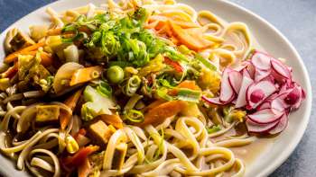 Nudle se sladko kyselou om&aacute;čkou