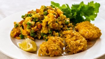 Smažen&yacute; kapr se sal&aacute;tem