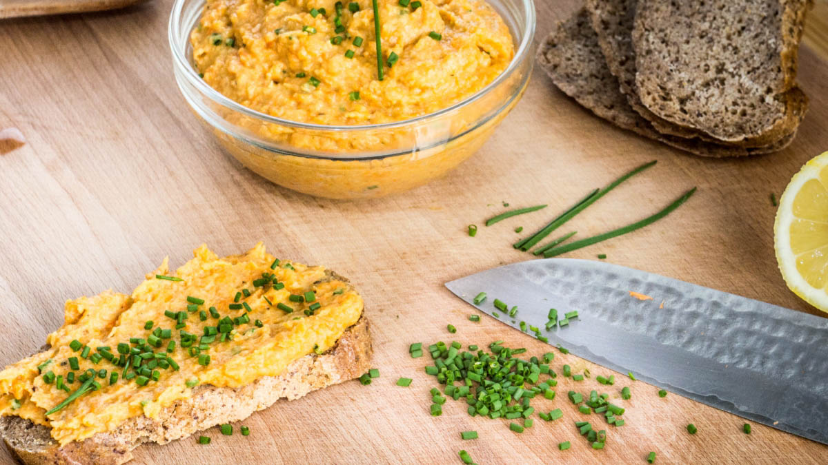 Cizrnov&aacute; pomaz&aacute;nka s mrkv&iacute;