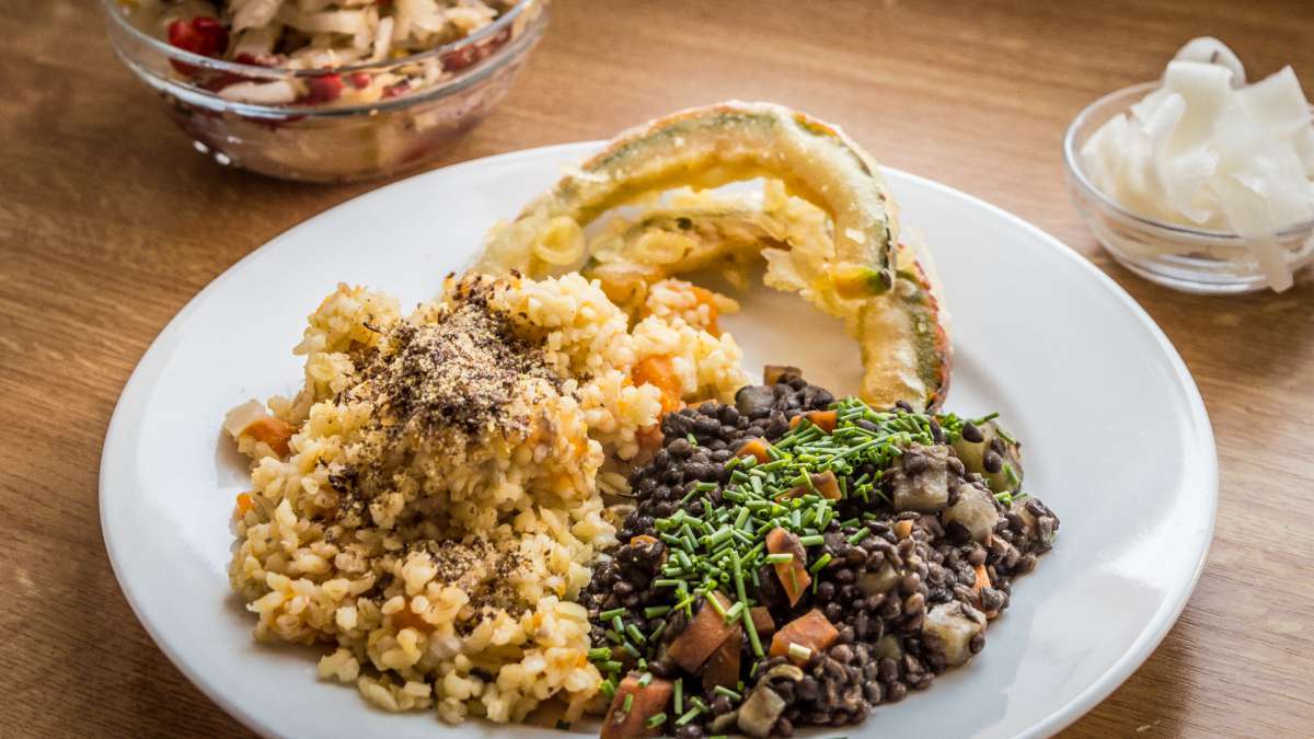 Sot&eacute; z bulguru s čočkou po provens&aacute;lsku