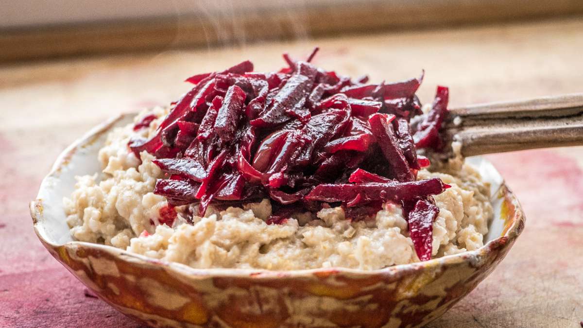 Ovesn&aacute; ka&scaron;e s červenou řepou