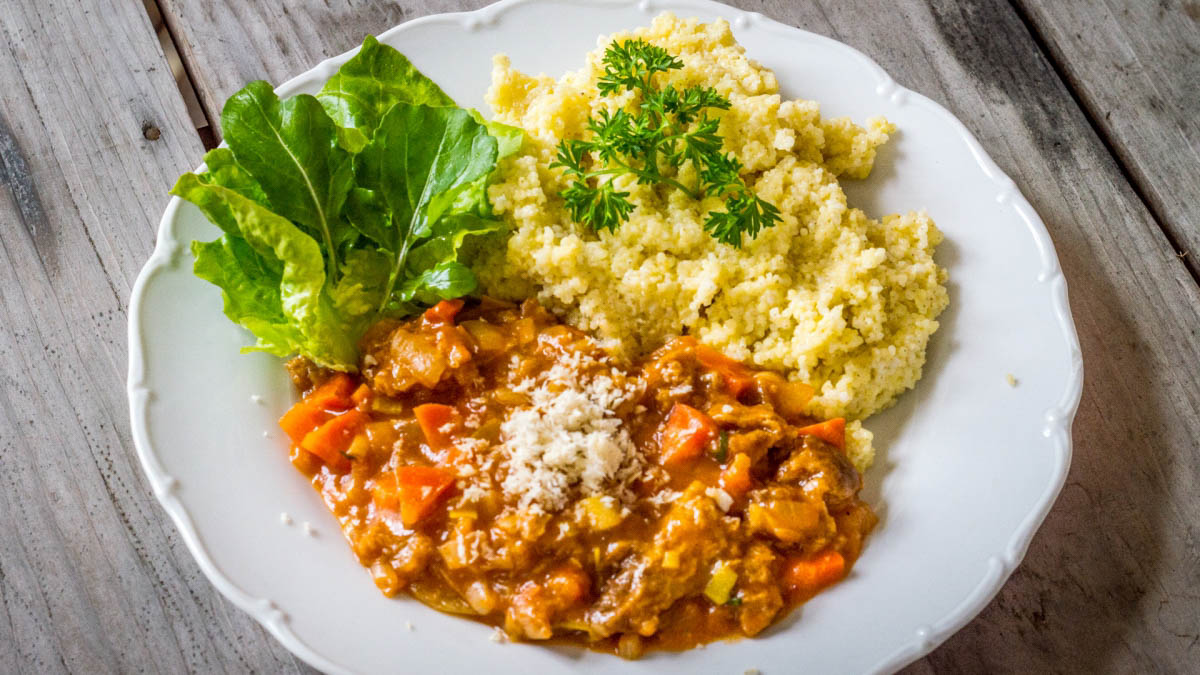 Seitanov&yacute; gul&aacute;&scaron; s j&aacute;hlami