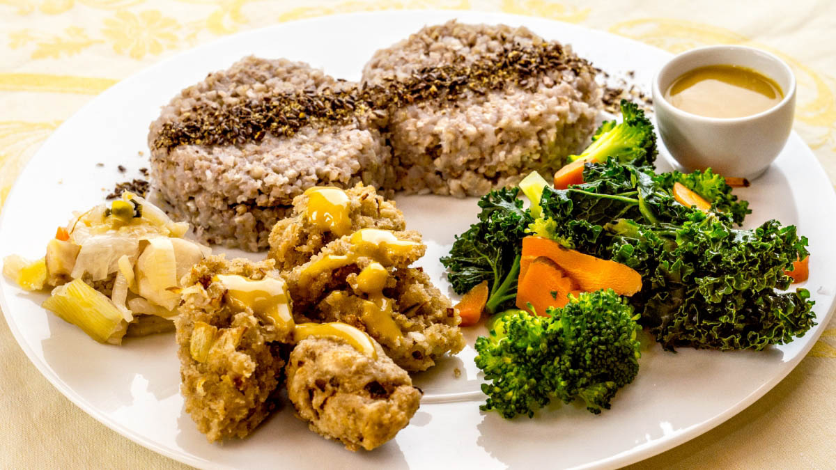 Krokety s hořčičn&yacute;m dipem a pohankou