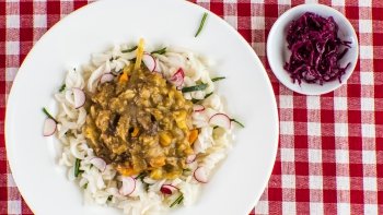 Seitanov&yacute; gul&aacute;&scaron; s těstovinami