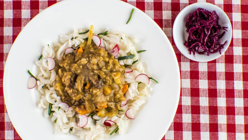 Seitanov&yacute; gul&aacute;&scaron; s těstovinami