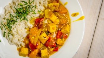 Sabdž&iacute; s tofu a b&iacute;lou r&yacute;ž&iacute;