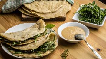 L&iacute;vance s rukolou a tahini om&aacute;čkou