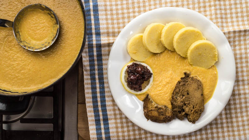 Seitan se sv&iacute;čkovou om&aacute;čkou