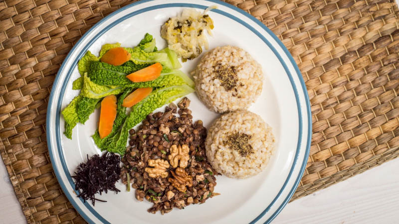 Čočka s vla&scaron;sk&yacute;mi ořechy a r&yacute;ž&iacute;