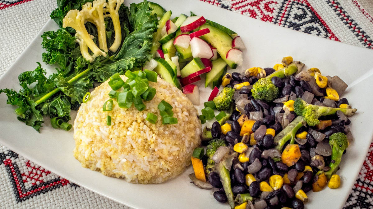 Sot&eacute; z čern&yacute;ch fazol&iacute; se sal&aacute;tem