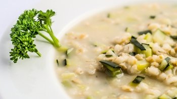 Ječn&aacute; pol&eacute;vka s cuketou