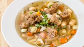 Fazolov&aacute; pol&eacute;vka s kurutony